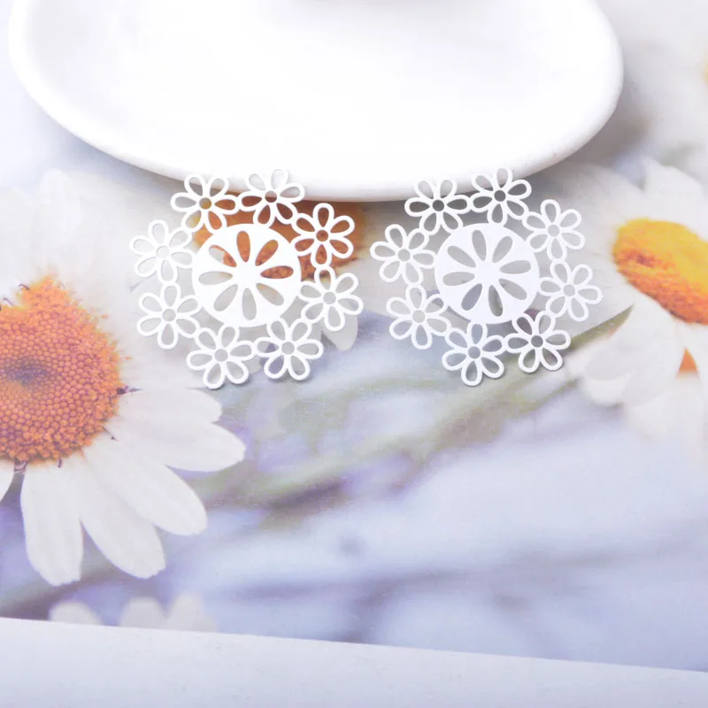 20 Stück AA557 Messing-Schmuckanhänger in hellgoldener Weihnachtsschneeflockenform, bemalte Blumenanhänger, DIY-Ohrring-Zubehör für Frauen – Detail 11