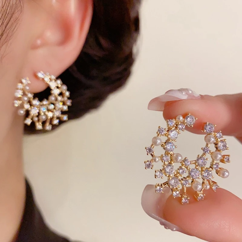 

Korean Version of Niche Fashion Super Sparkling Full Rhinestones Pearls Irregular C-shaped Simple High-end Earrings