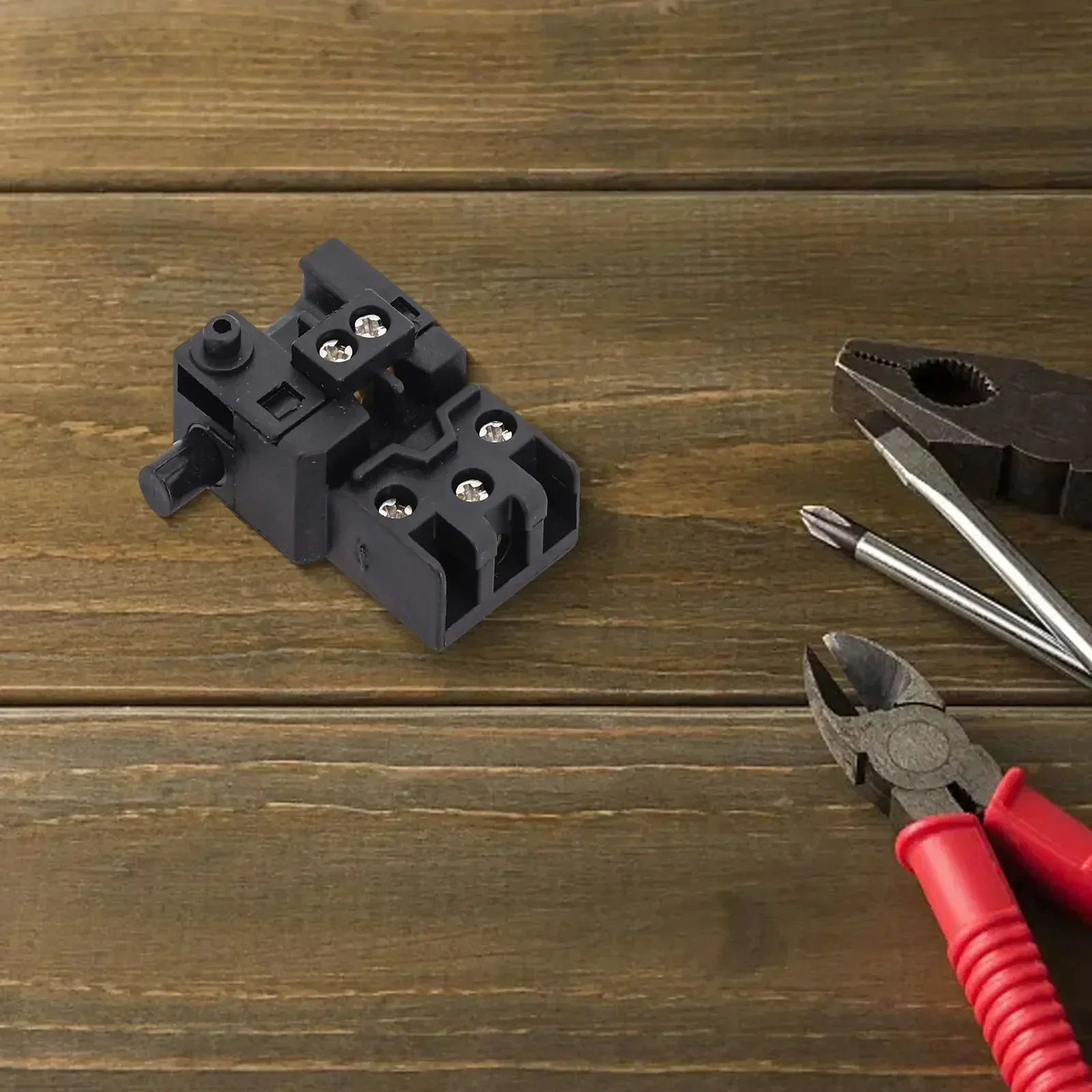 

Черный пластиковый курковый переключатель (как на фото) 651976-0 для ручных инструментов и электроинструментов, соответствующий номеру детали