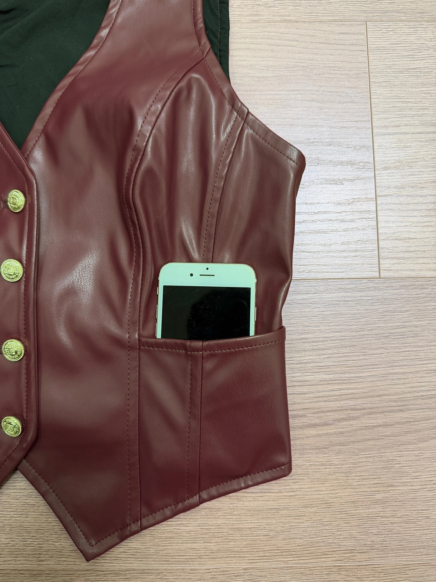 سترة نسائية من الجلد الصناعي المطاطي مع حزام وجيوب - قطع علوية نحيفة ذات صدر واحد ذهبية اللون ورقبة على شكل حرف V، مرنة ومريحة #6