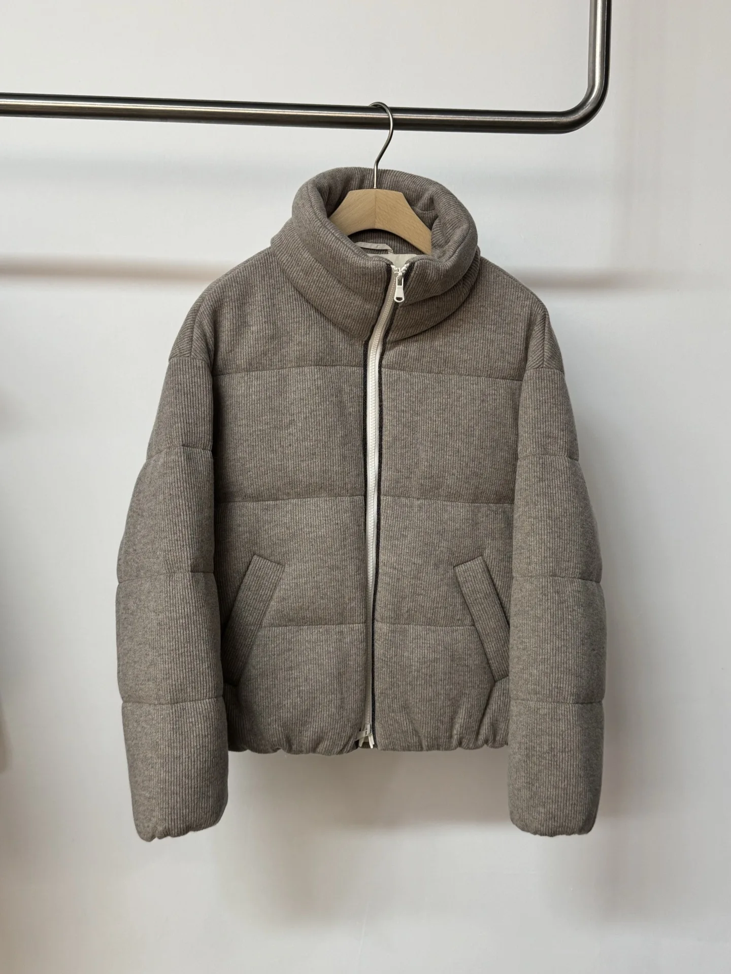 เสื้อแจ็คเก็ตขนห่านสีขาวถักนิตติ้งแฟชั่นคุณภาพสูงสำหรับผู้หญิง ฤดูใบไม้ร่วง/ฤดูหนาวใหม่