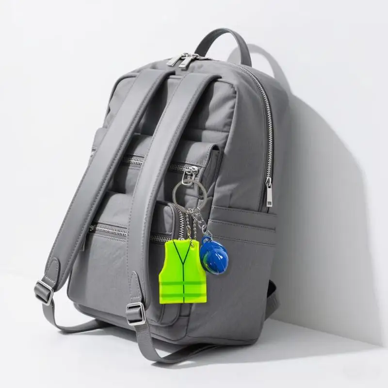 Kreativer Schlüsselanhänger in Form einer Weste und eines Schutzhelms, reflektierender Anhänger für Nachtreisen, für Rucksack- und Gepäckzubehör – Detail 5
