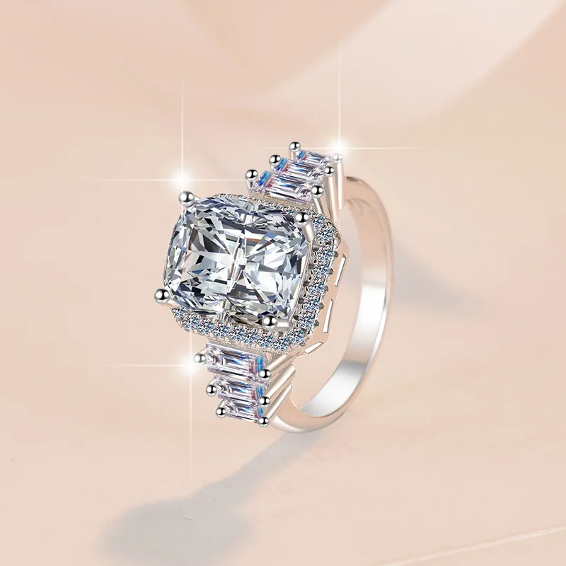 

Стильное женское кольцо с муассанитом 5 карат, платина PT950, текстура чистой платины, кольцо с крупным камнем огранки «кушон», эффектное украшение для создания атмосферы.