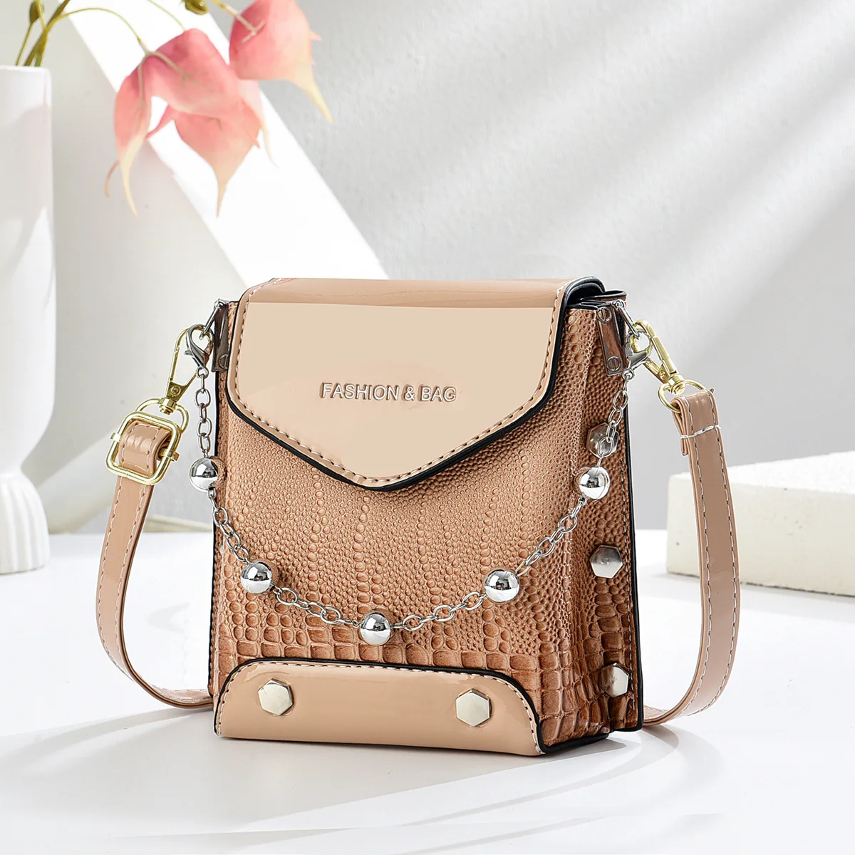 

2025 New Designer Small Handbag Crossbody Bags for Women Rivet Chain Beads Party Bags for Phone Purse Khaki Silver Green Color