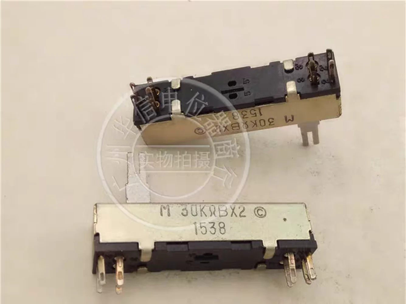 

Оригинальный новый 100% 4,5 см прямой скользящий двойной потенциометр A5K B30K, длина ручки 15 мм (ПЕРЕКЛЮЧАТЕЛЬ)