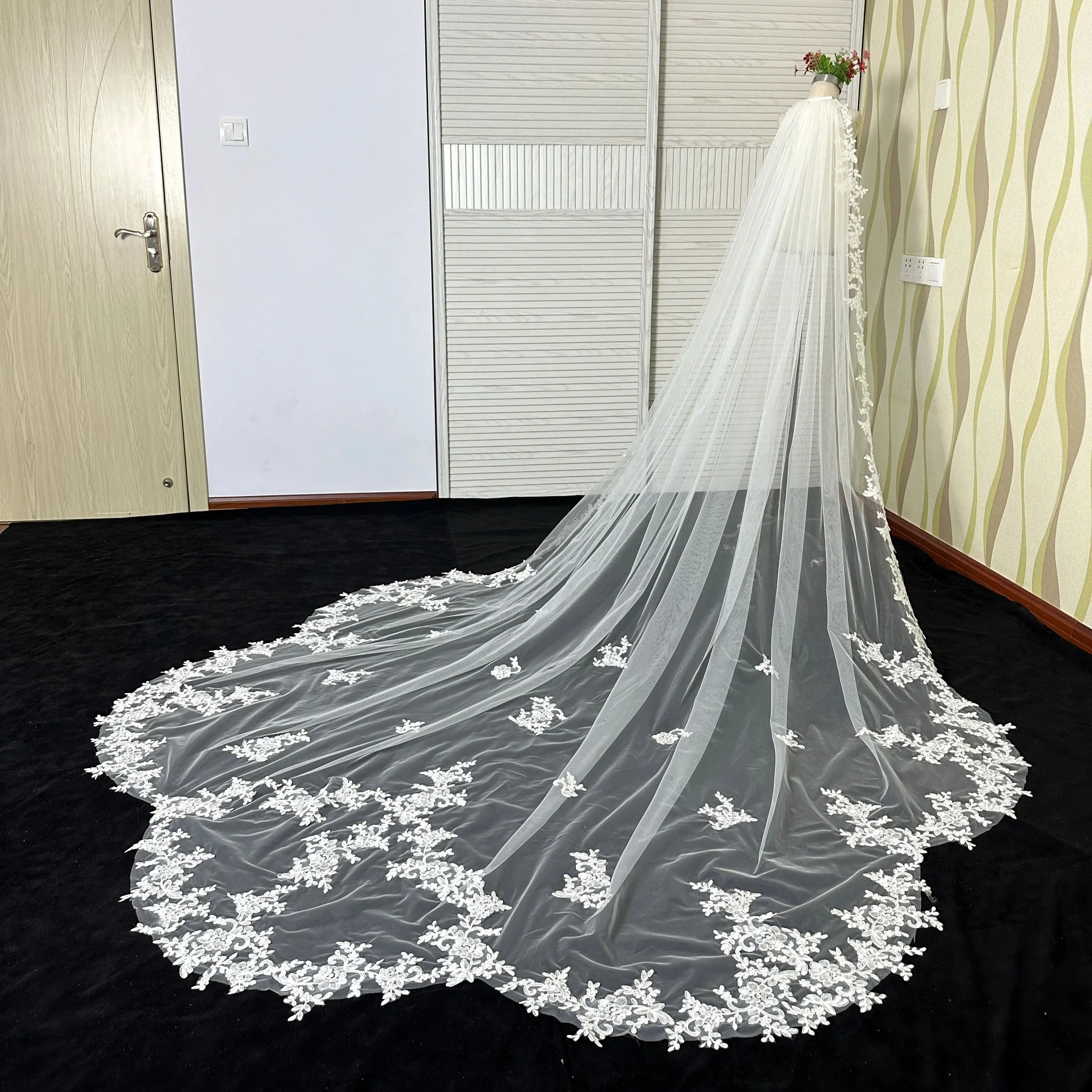 Real Photos Scallop Lace Long Wedding Veil 3.5 Meters Royal Bridal Veil with Comb White Ivory Veil for Bride Wedding Headpiece