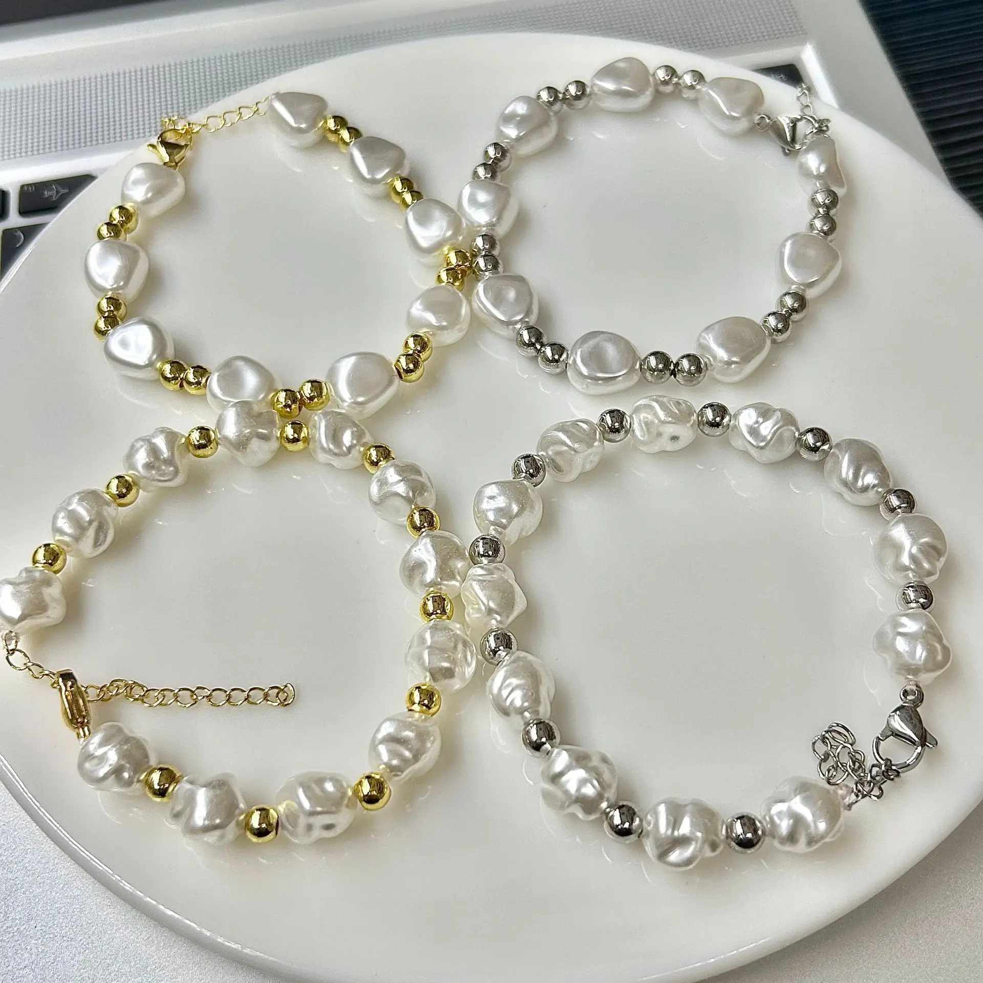 

Popular Handmade Beads Baroque Imitation Pearl Ladies Niche Premium Light Luxury Copper Beads Irregular Pearl Bracelet