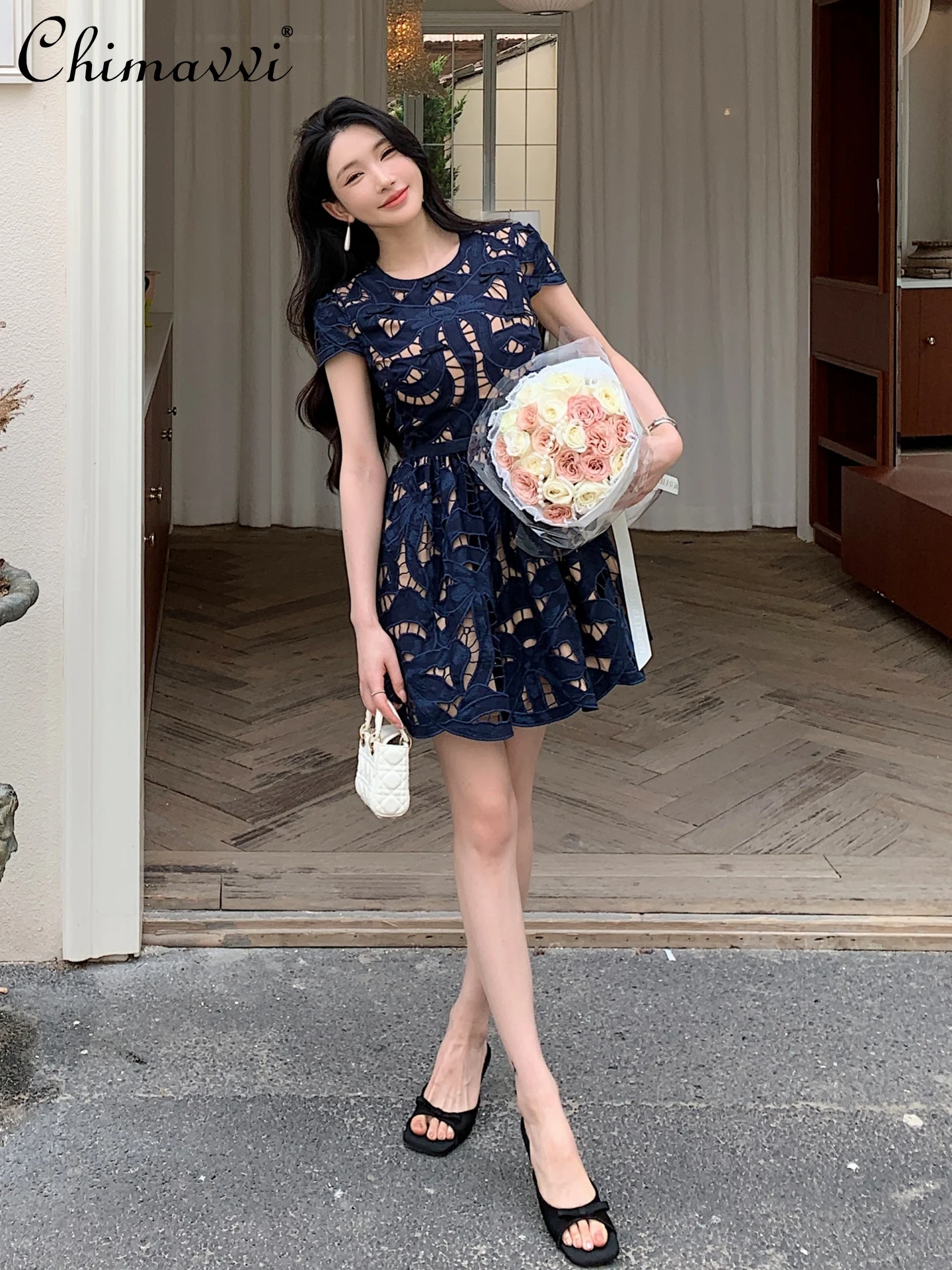 

Новое летнее модное темно-синее праздничное платье с вышитым бантом и вышивкой, темпераментное женское короткое платье с короткими рукавами и круглым вырезом