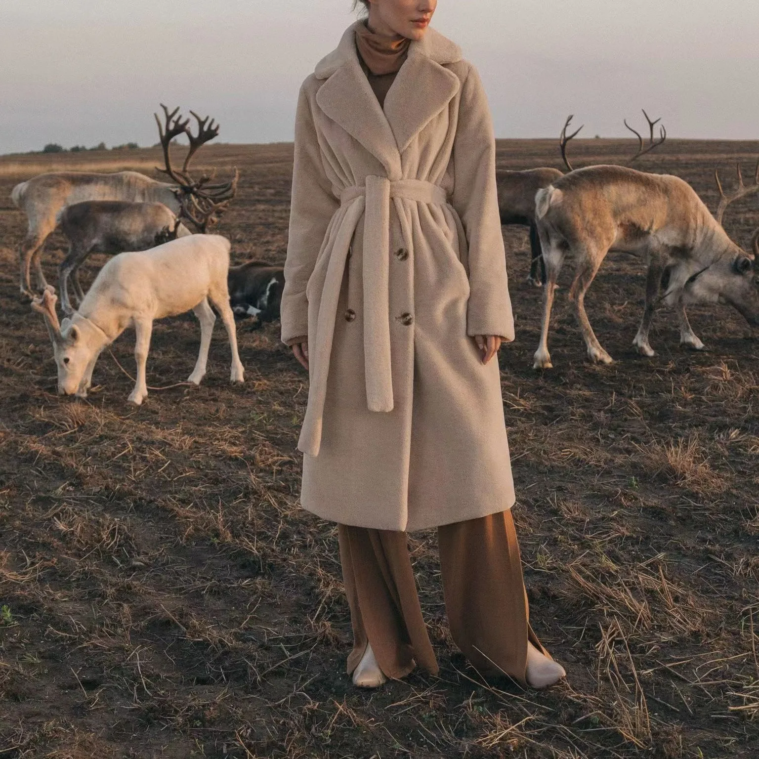 Mantel Bulu Imitasi Wanita Model Double Breasted dengan Detail, Mantel Bulu Mink Wanita Musim Dingin Berikat Pinggang, Mantel Panjang Kerah Lapel Solid Ramah Lingkungan