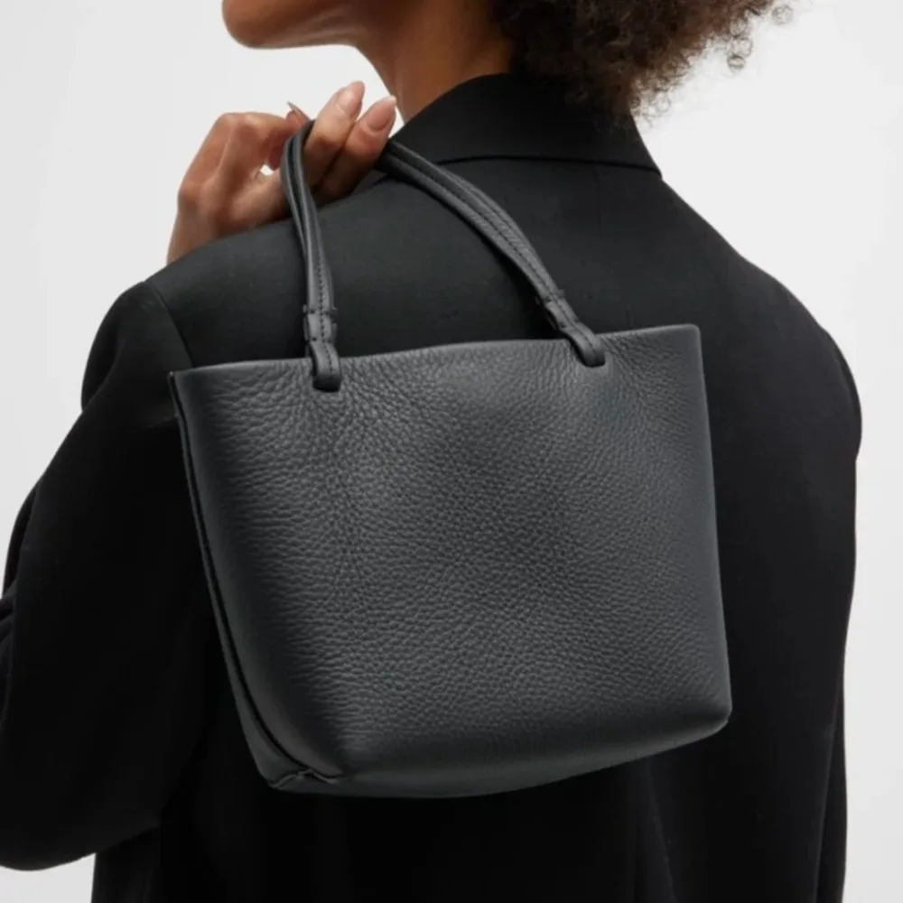 

The First Layer Cowhide Tote Bag 2025 New Niche Minimalist Vegetable Basket Bag Commuter Messenger Bag Casual Versatile