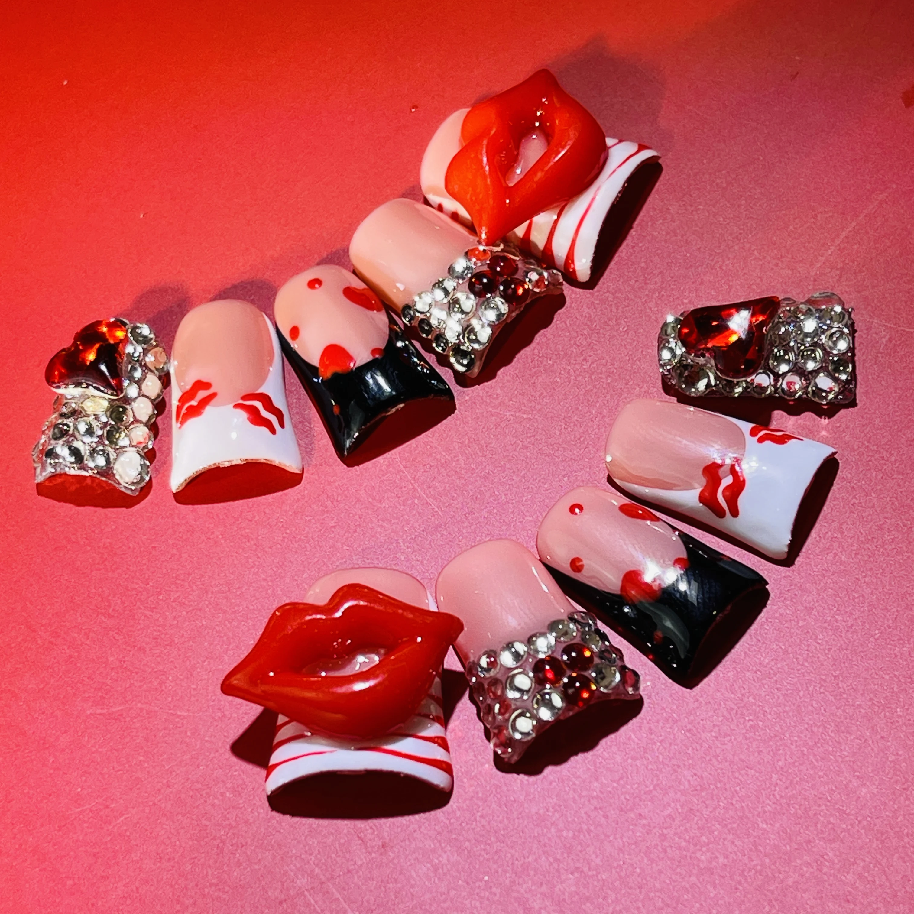 Unghie a pressione con punta d'anatra Heart Kiss, unghie con stampa labbra rosse primaverili e bacio fatte a mano del 2025 con cuori di cristallo, Y2K Valentine Glam