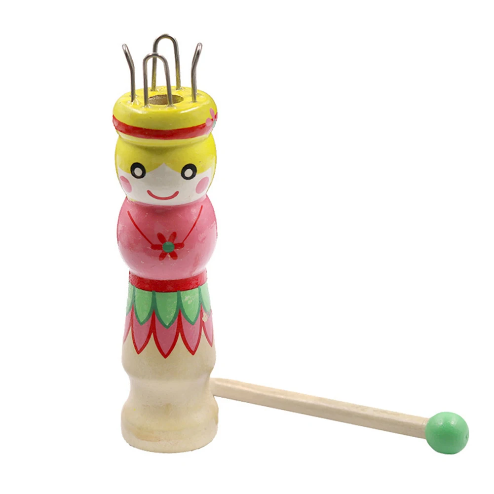 Immerso en las manos en actividades Muñecas de punto de madera para niños promueve la creatividad y las habilidades motoras finas Juguete seguro y sostenible
