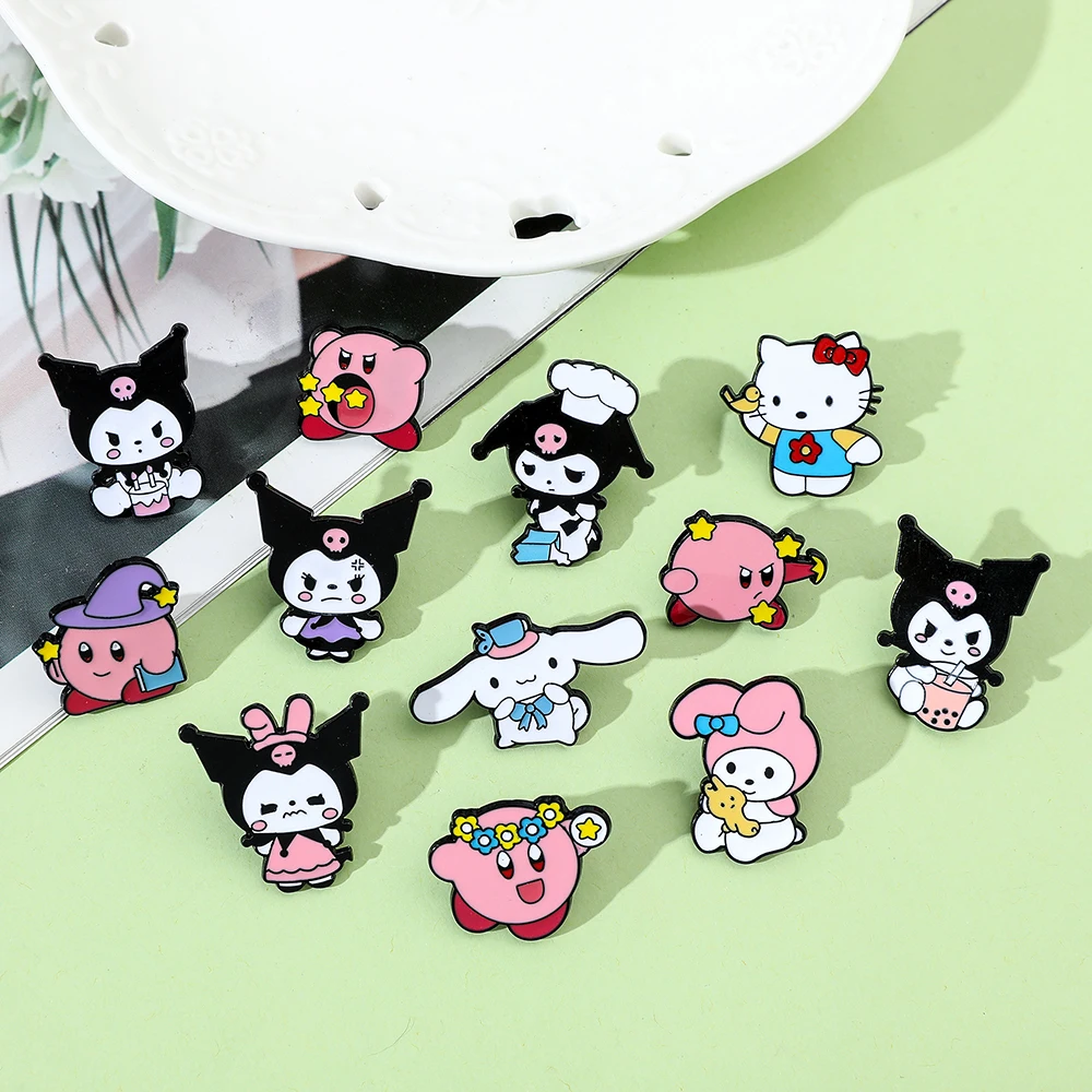 Sanrio Kirby Super Star Cartoon-Figur-Broschen, bezaubernde süße Kuromi Hello Kitty Emaille-Abzeichen für Rucksack-Zubehör, Geschenk