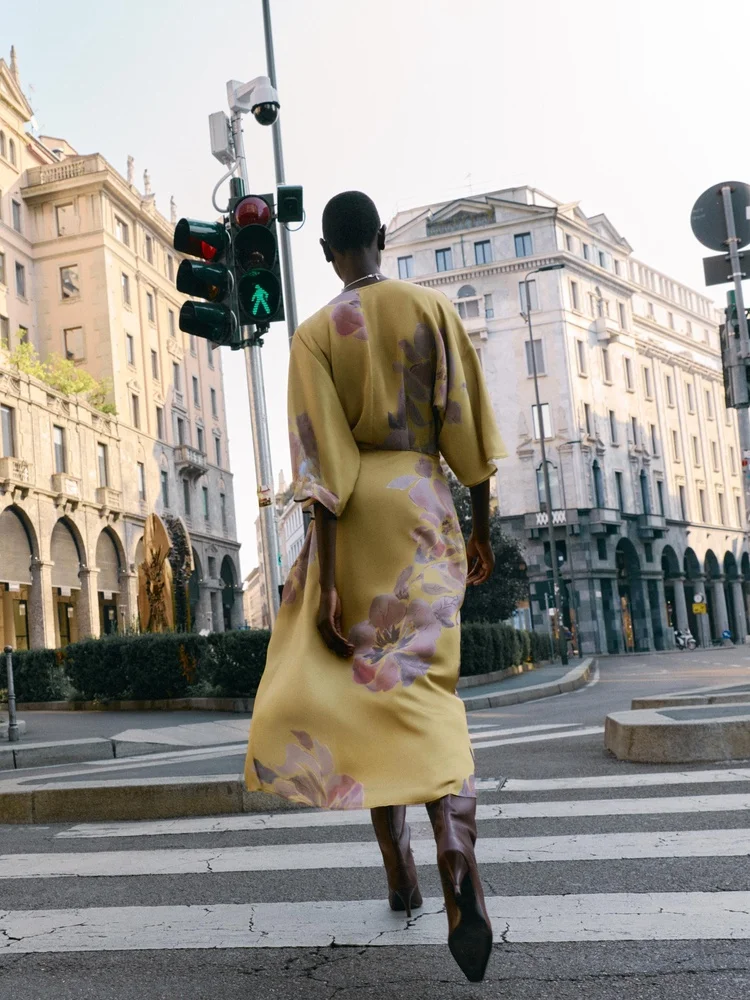 スイートエレ プリントシルクサテンミディ丈スカート 新作 秋2025 カジュアル スリーブAラインスカート セブンスヴェ Vネック イブニングドレス