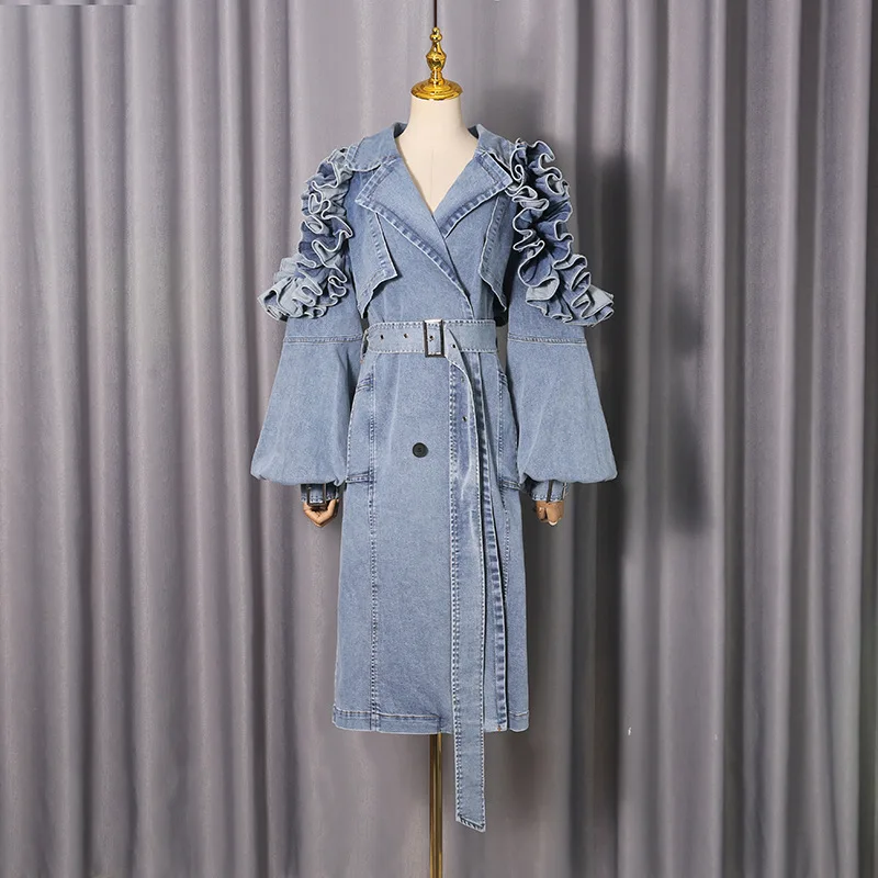 Jesienno-zimowa damska stylowa i modna kurtka jeansowa o luźnym kroju, spersonalizowany płaszcz typu trencz, modna odzież wierzchnia.