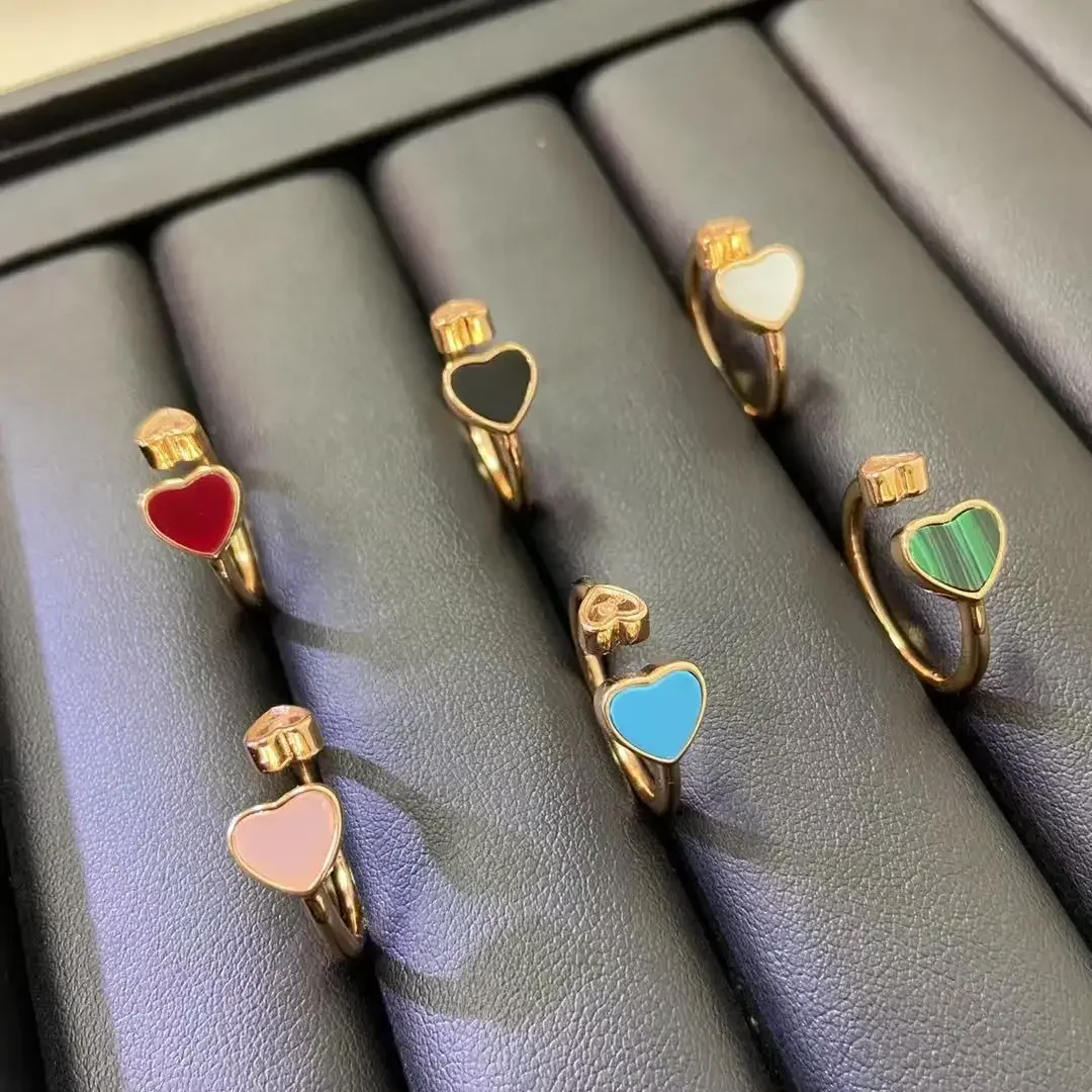 Donna Donna: L’Anello Simbolico di Amore e Lusso per la Donna Moderna