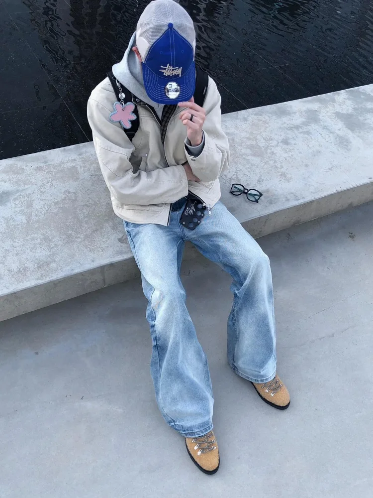 

Мужские джинсы прямого кроя синего цвета, зауженные, с легким расклешением, средней высоты посадки, из денима с эффектом потертости