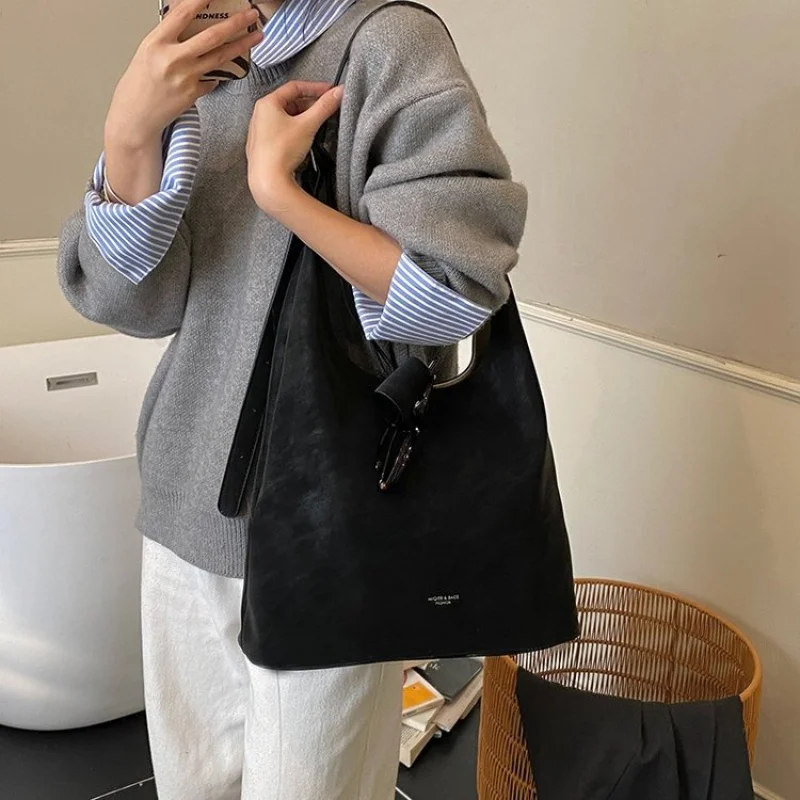 Superior Ladies Shoulder Bag Made Of Python-Print Leather Boasting Compact Riga High-End Vintage Neat Spacious Look​