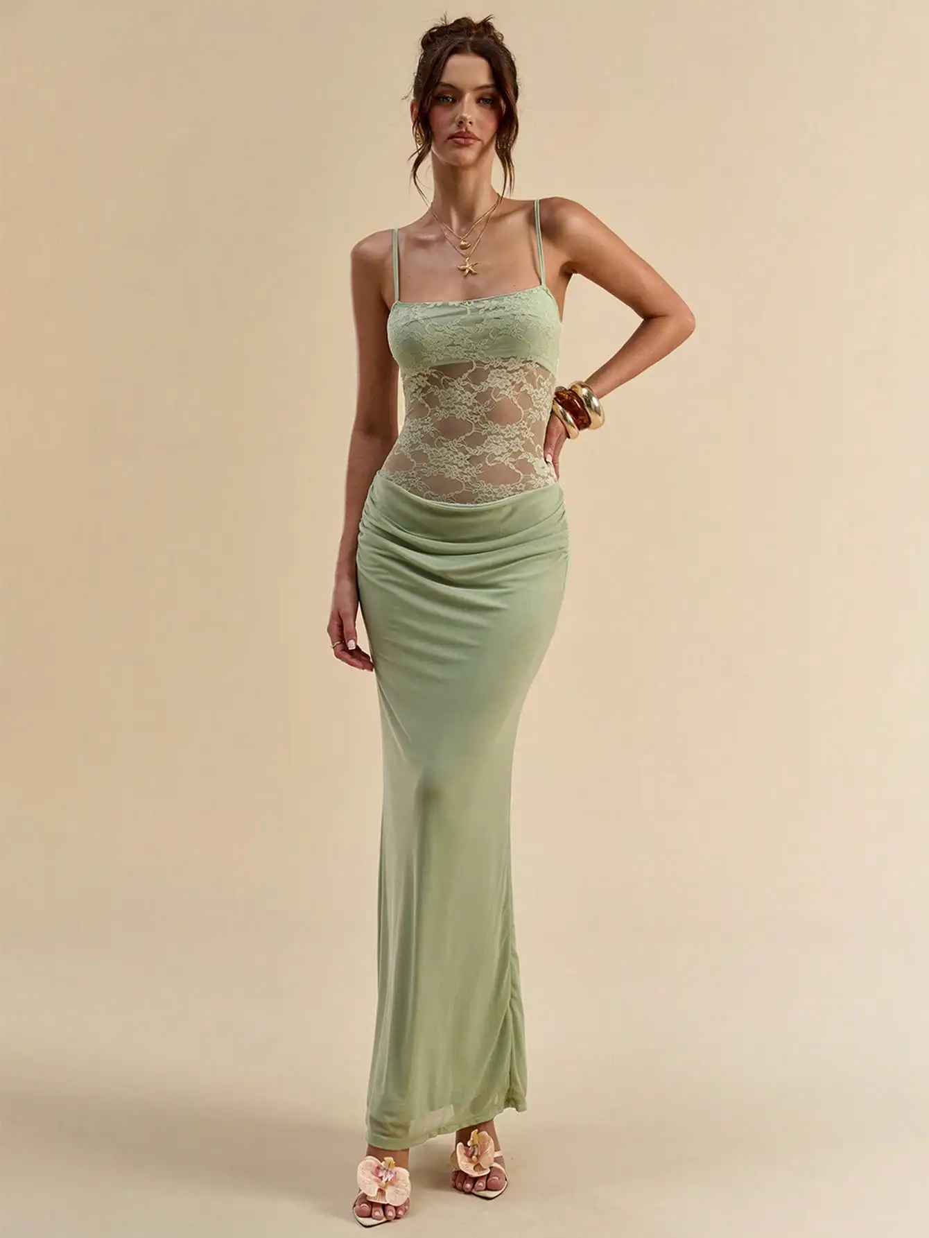 Robe moulante vert menthe avec corsage transparent en dentelle patchwork et bretelles spaghetti
