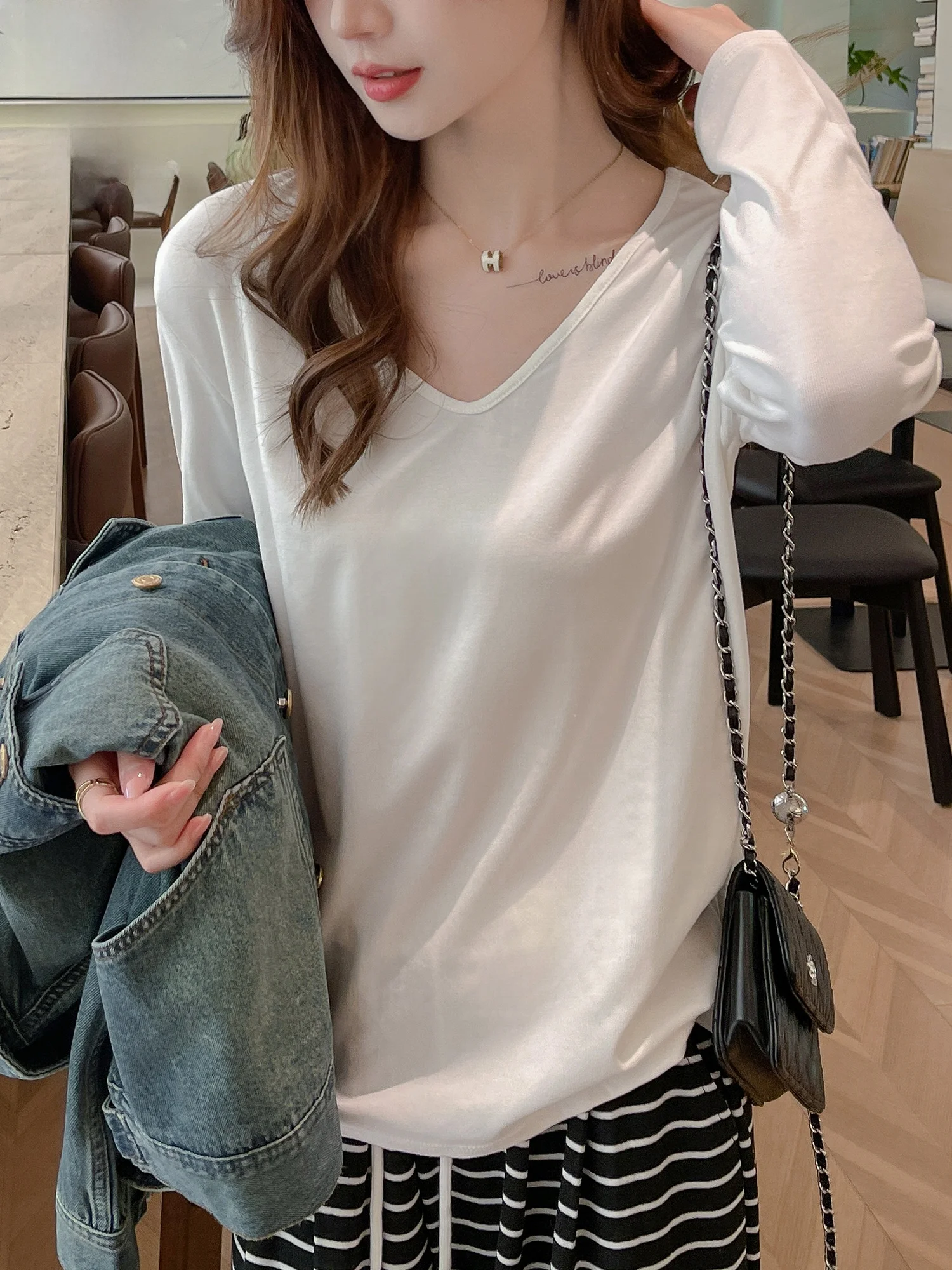 

Свободная женская футболка с длинным рукавом и V-образным вырезом, белая, осенняя новинка, удобный повседневный топ, стандартная длина, базовая модель
