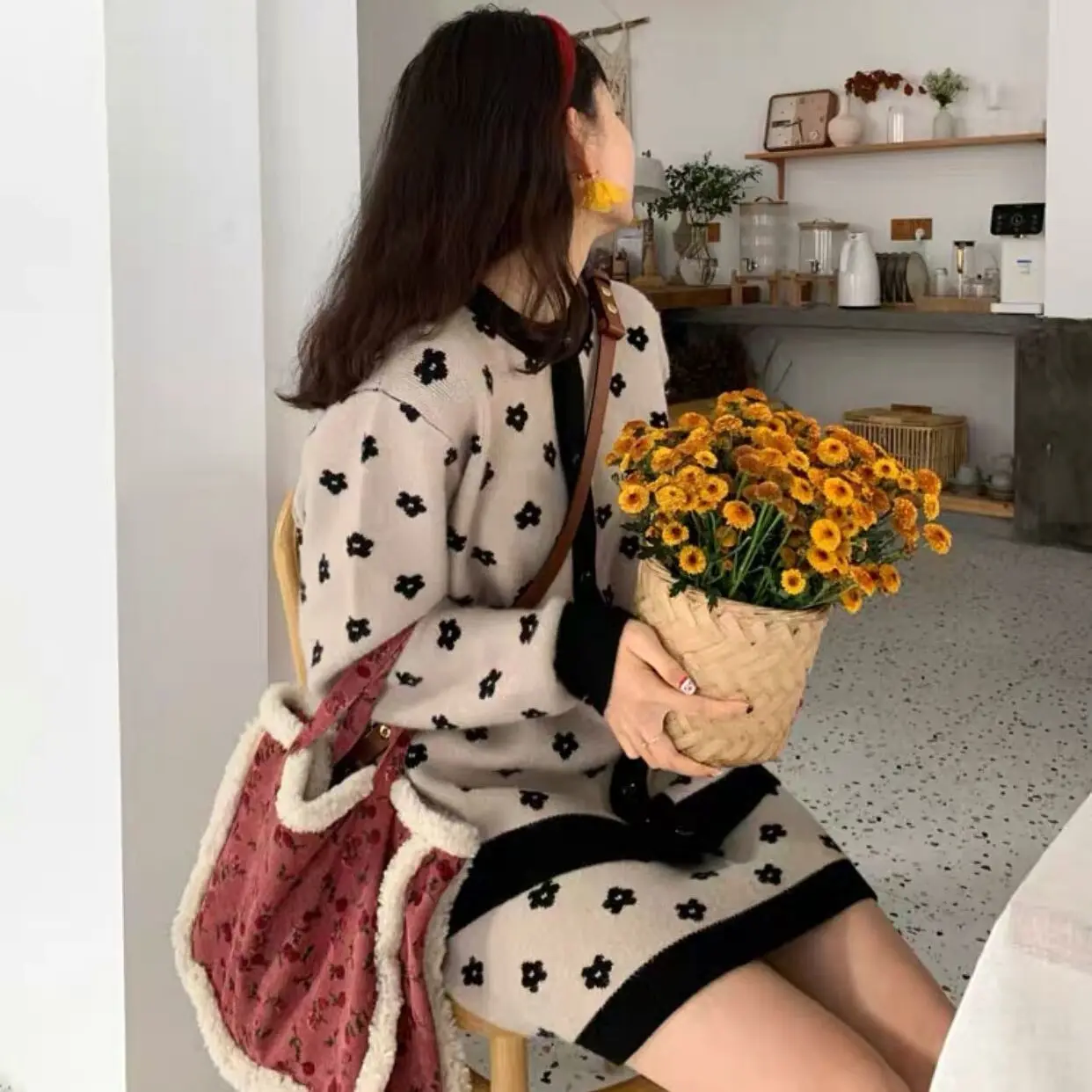 

2023 Autumn and Winter French Retro Small Fragrant Wind Knitting Set Cute Sweater Cardigan + Half-body Skirt Two-piece Set