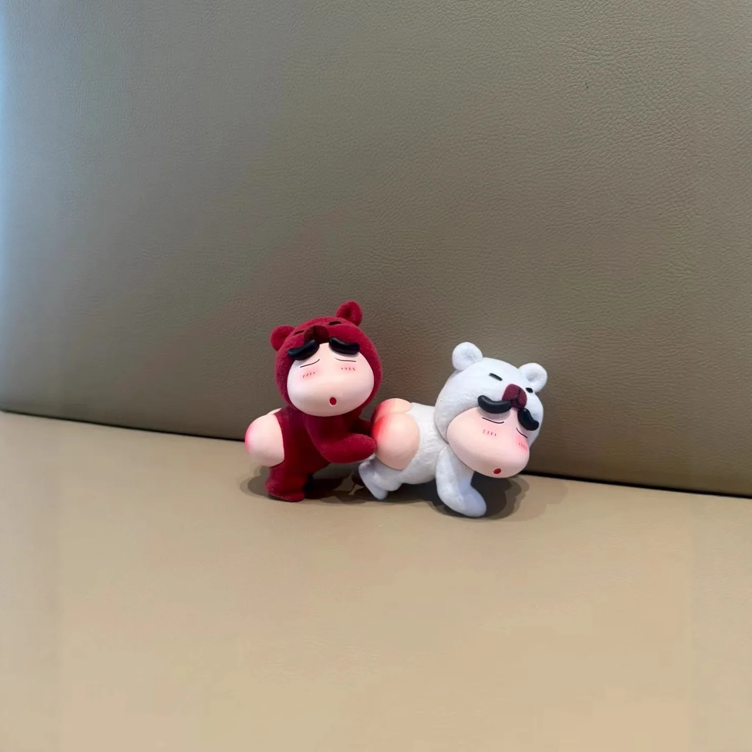 Anime shinchan urso de pelúcia com design engraçado de bunda colecionável novidade ornamento de carro decoração de mesa presente