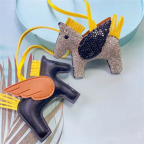 

Подвеска «Ангел Пегас» из мультфильма: модный стиль из искусственной кожи с бриллиантами, брелок и подвеска-сумка, дизайн пони