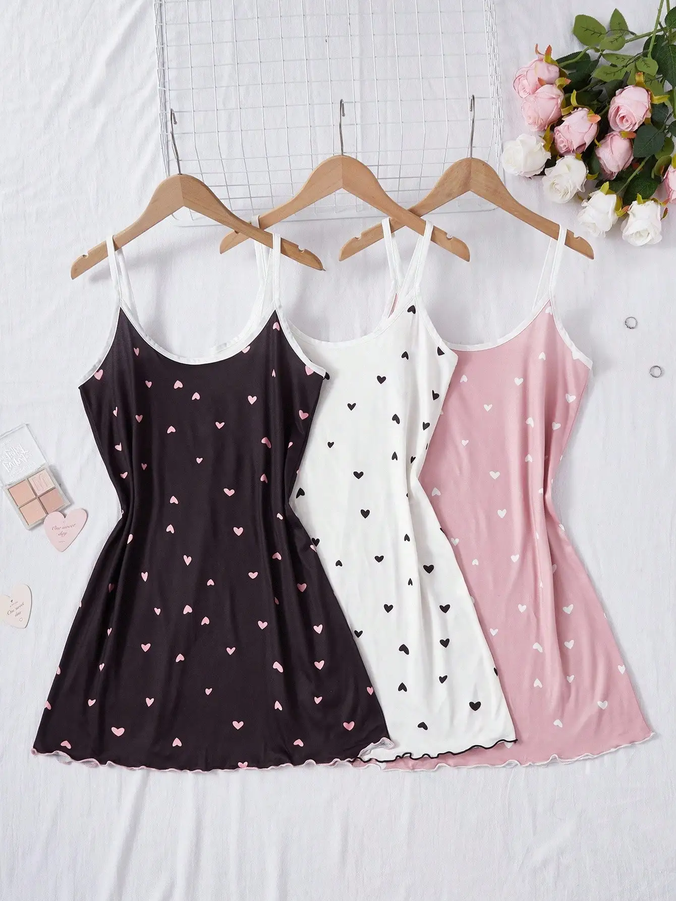 

Комплект из 3-х женских ночных сорочек с принтом в виде сердечек и рюшами по низу, трикотажные ночные сорочки-комбинезоны в черном, белом и розовом цветах