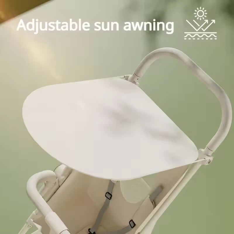 식사 트레이가 있는 유모차의 모습