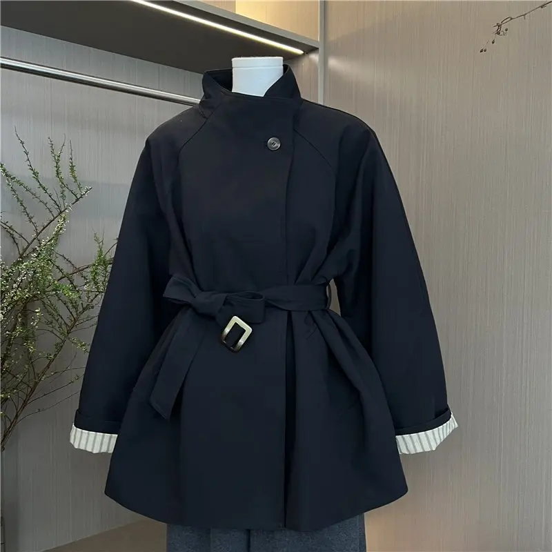 

Короткий женский плащ цвета хаки на шнуровке, новый стиль осени 2025, элитная куртка свободного силуэта с застежкой на талии