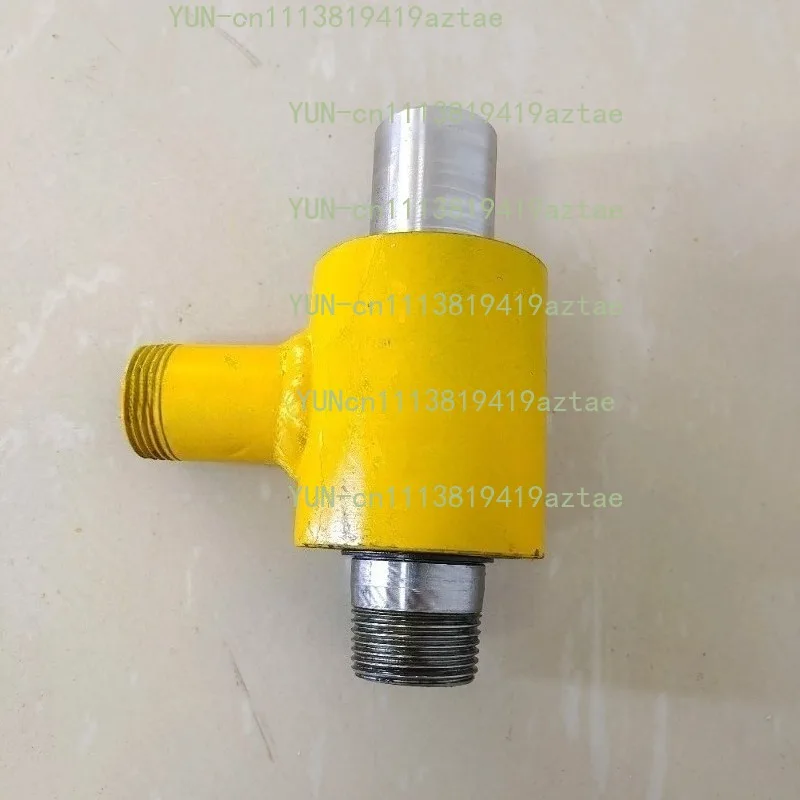 Water drilling rig water injector/drill pipe drilling well and passing pipelayer water filling device pressurized flow