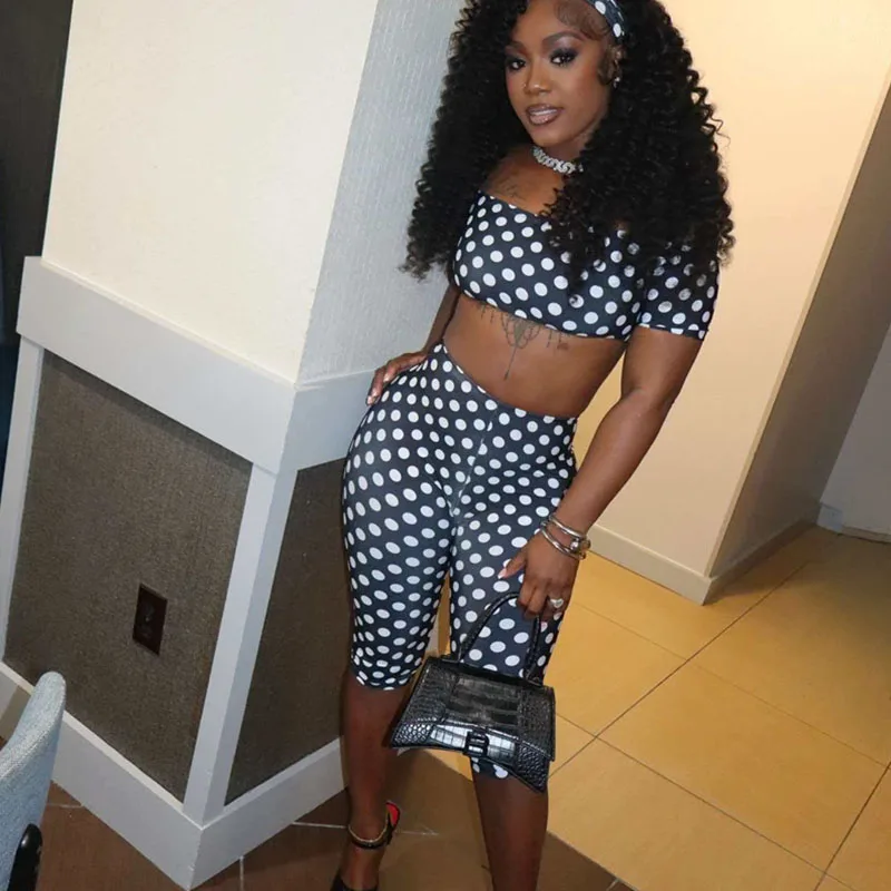 Doyerl Polka Dot 2-teiliges Set Outfits für Damen Rave Festival Kleidung Schulterfreies Kurzarm Crop Top und Knielange Hose Sets