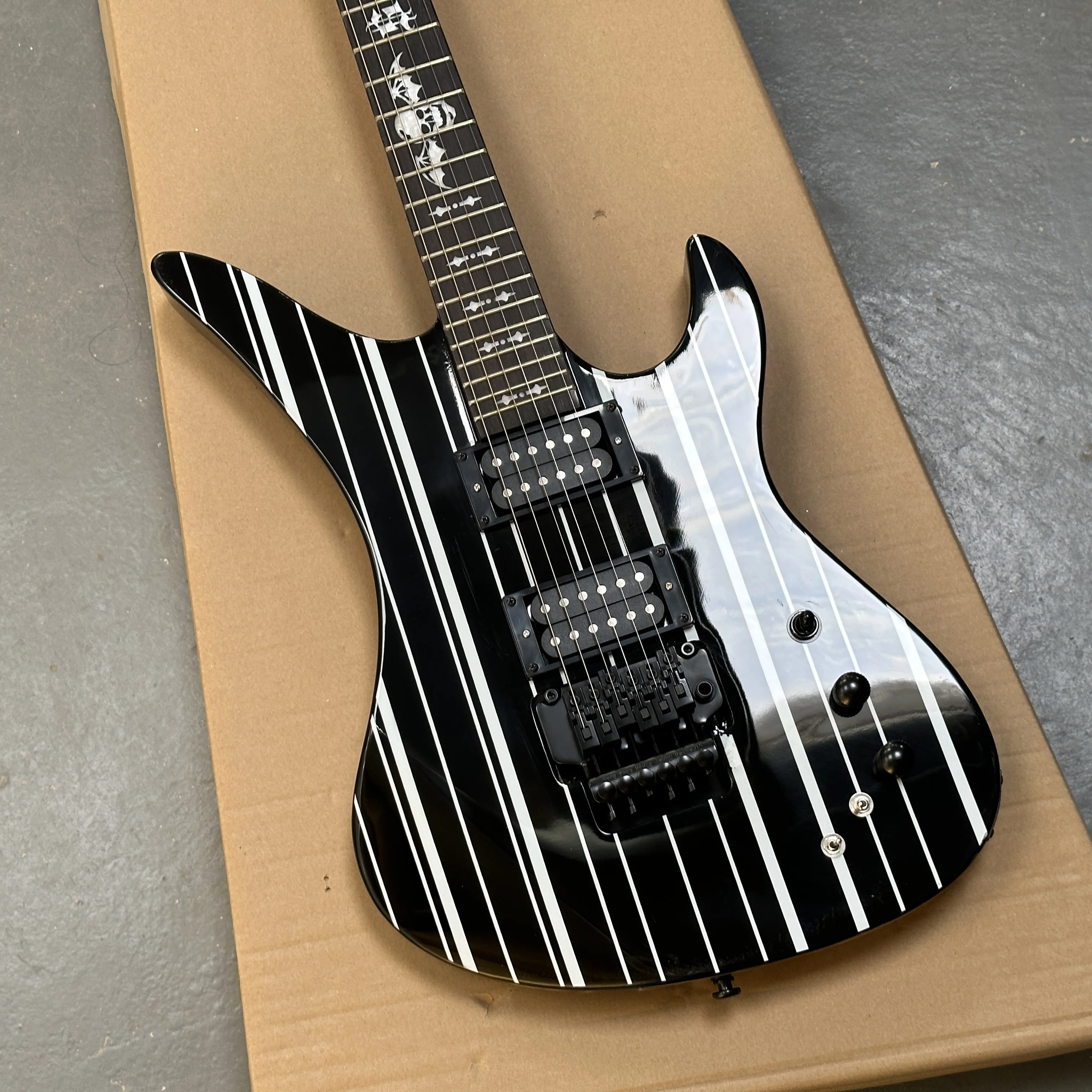 

Электрогитара Bright Light Black Silver Bar, с системой тремоло HH, подходит для продвинутых/полупрофессиональных музыкантов.
