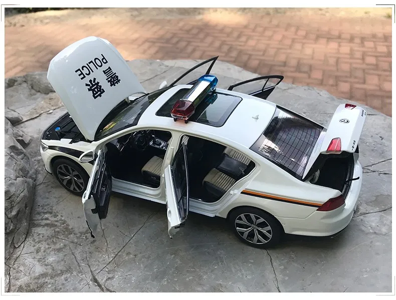 1:18 Volkswagen MAGOTAN B8L 2017 Diecast Car Model Gift Display White Police