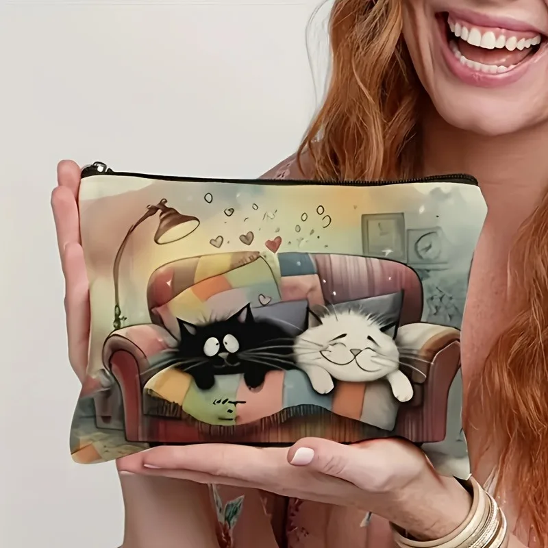 Adorabile borsa per il trucco con stampa di gatti. Scena accogliente del soggiorno con gatti e dettagli floreali. Borse per cosmetici e articoli da toilette da viaggio