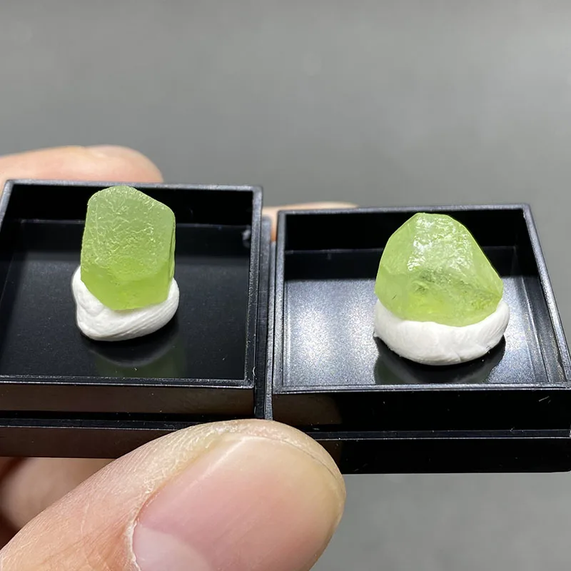

100% natural Pakistan Bead green olivine rough crystal quartz ore specimens Mineral rough gem stone +Box size：27*27*25mm