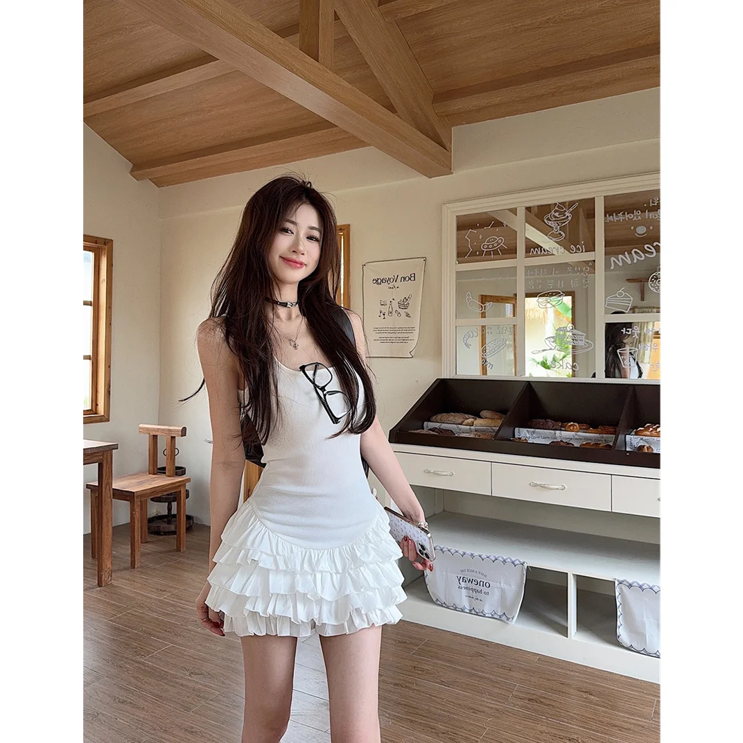 Vestido F Branco Estilo Coreano de Verão Novo, Curto, com Saia em Camadas, Cintura Marcada e Alça, em Malha de Poliéster