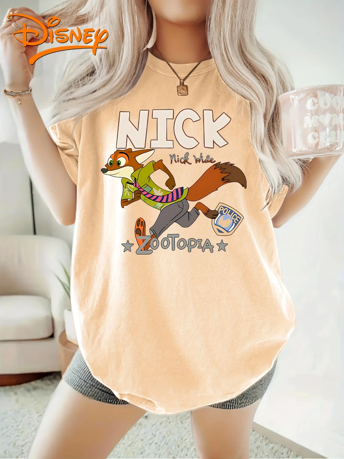 レディース ディズニー 半袖 T シャツ、ズートピアのニックのカジュアルなランニングプリントが特徴で、春、夏に最適です。