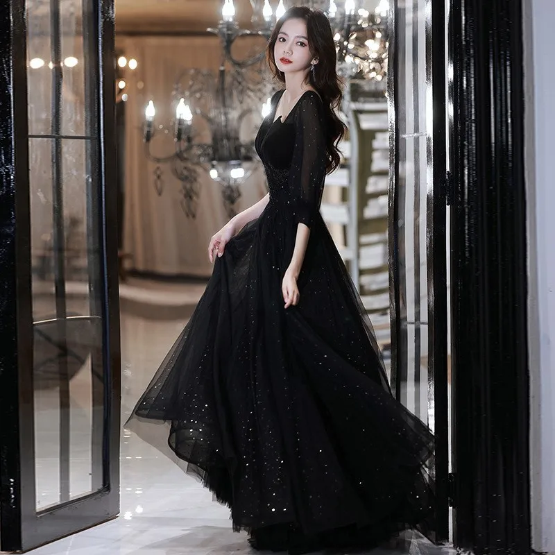 

A black light luxury niche and elegant dress for the host's coming-of-age ceremony