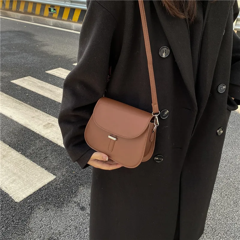 

Faionable Retro Crossbody Bag Women's Single oulder Saddle Bag Soft PU Leather Magnetic Bule Closure Casual Youth Bag