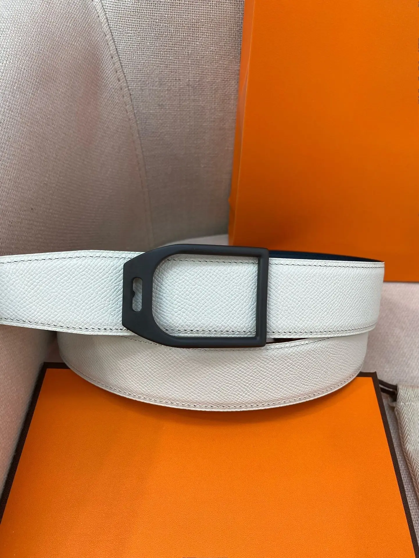 White Pebble Grain Reversible Waist Belt Unisex Leather Belt With Matte Metal Buckle Fashion Waist Accessory