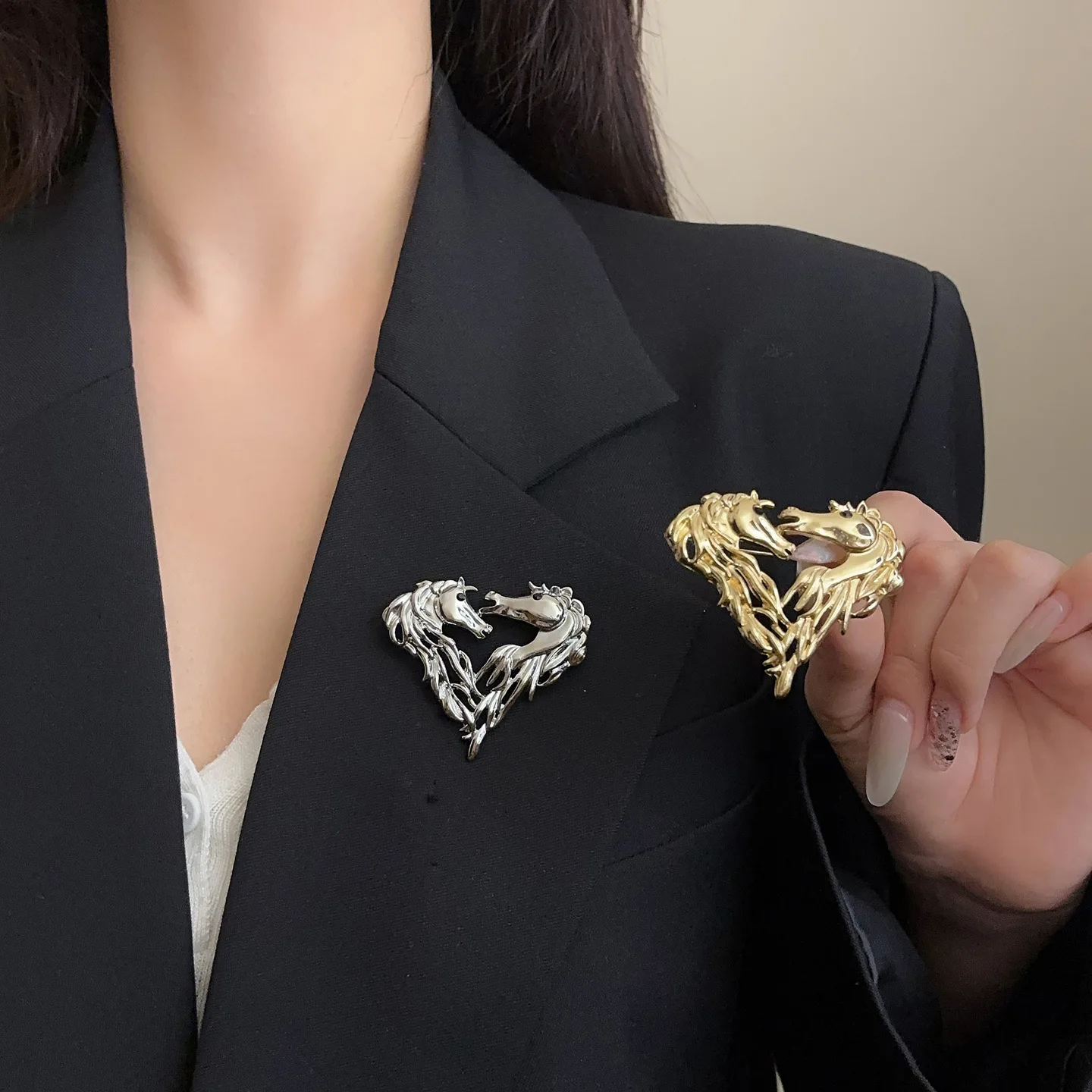 

New design retro double-headed horse brooch, delicate suit sweater pin accessory