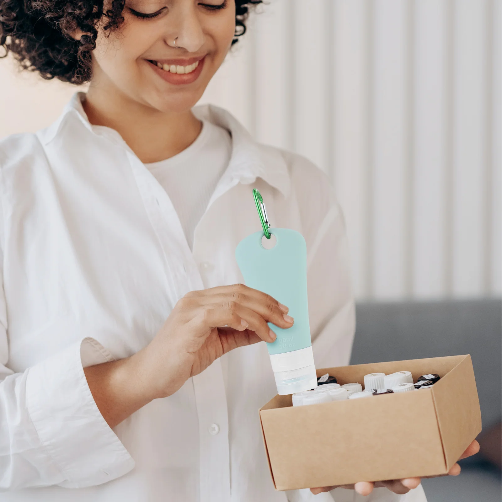 4 conjuntos de garrafas de viagem de silicone recipientes líquidos recarregáveis à prova de vazamento portátil pendurado gancho para chuveiro gel maquiagem