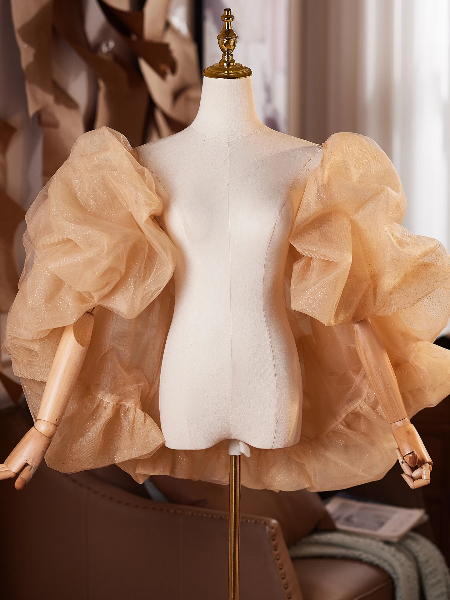 champagne-me-sve-covers-exaggered-arm-covering-evening-gown-accories-host-faionable-photoaphy-props