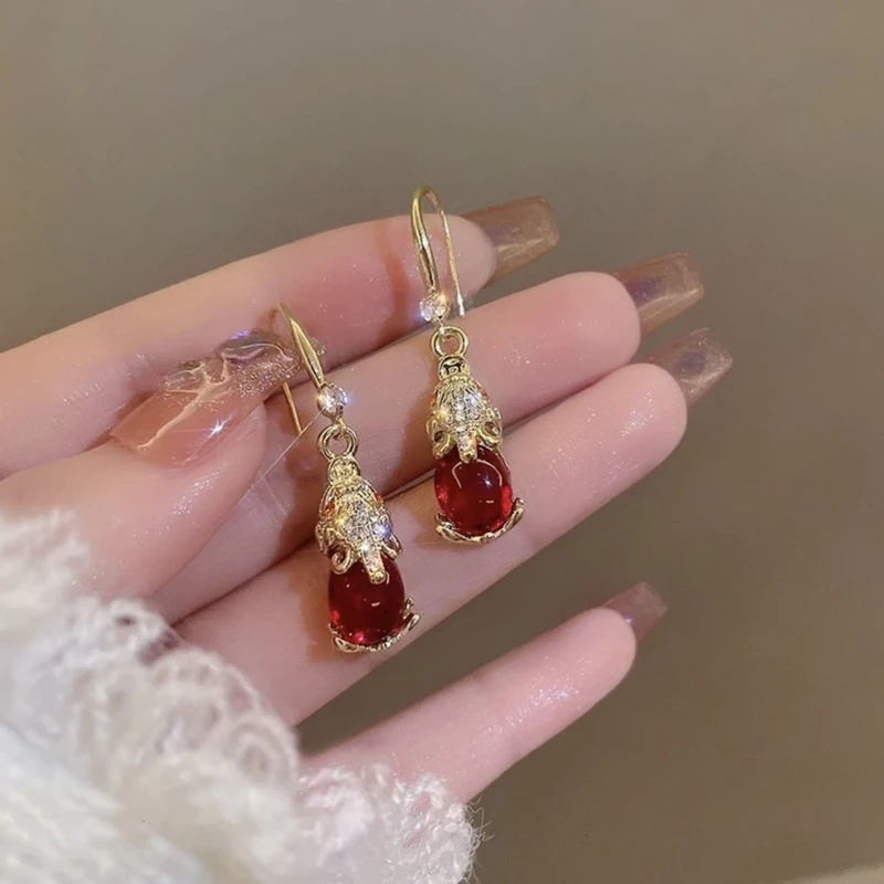 1pair Fashicn Pixiu Retro Earrings for Female Trendy Cute Animal Sense Elegant Lucky Atmospheric Red Stud Earrings Jewelry Gift