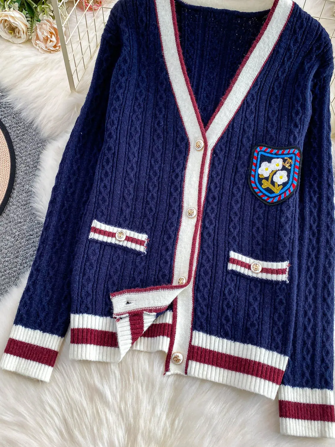 Ele V-ne محبوك سترة المرأة الحلو المطرزة تويست تصميم خفيفة الوزن زر واحد ملابس خارجية غير رسمية Faion