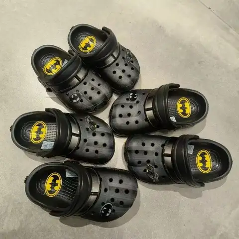 Beast Kingdom Batman-filmen Tecknade Tofflor Bärbara Halkfria Lätta Sommarslip-On Skor För Herr Och Dam Julklapp För Fans 10 best sales Batman-skor - №1