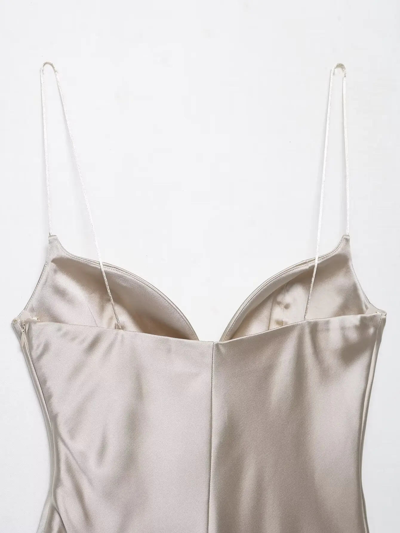 2026 Neue Sommer Satin-Texturierte Schwarze Sling-Tops für Damen, Elegante V-Ausschnitt Rückenfreie Oberteile, Sexy Club-Party-Tanktops – Detail 11