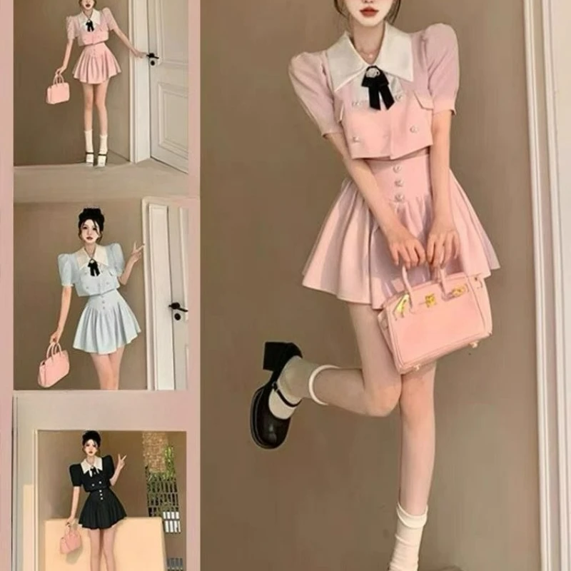 Ein neues Sommerset für Damen mit einem hochwertigen, modischen und stilvollen Oberteil und Rock mit Puppenhals