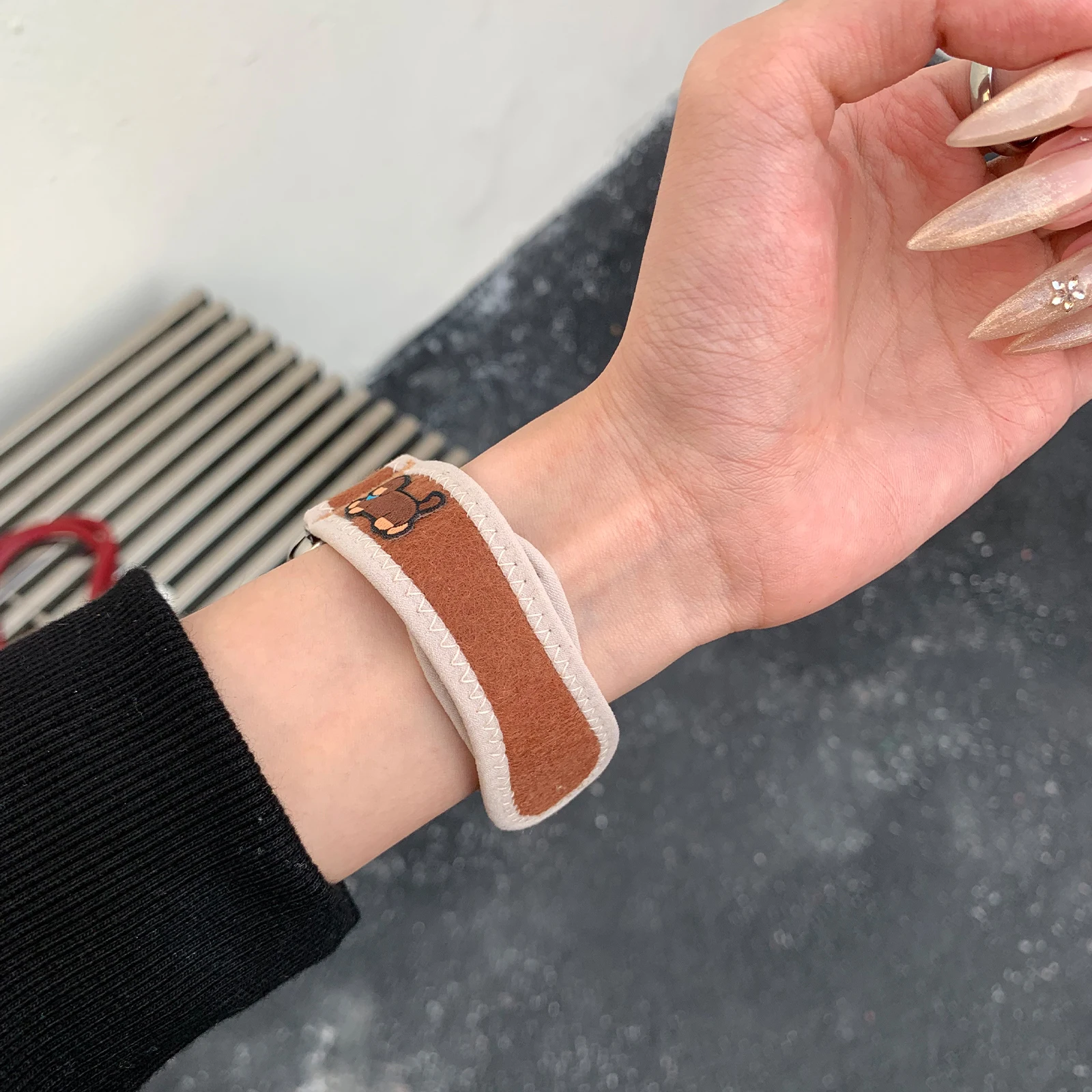 Cinturino in cartone animato per cinturino Apple Watch Bracciale con elementi di fissaggio a gancio e anello per cani adorabili con Iwatch9876SE Ultra40 41 44 45mm Polso per ragazze